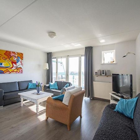 An Apartment That Is Attractively Furnished Юлианадорп Экстерьер фото